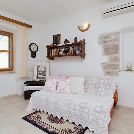 Draga - Traditional & In Center * Vrboska